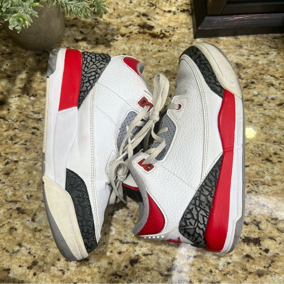 Air Jordan 3 Retro Fire Red 2022 Sneakers 2.5Y - Picture 4 of 9